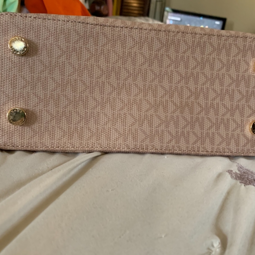 Michael Kors - Picture 2 of 4